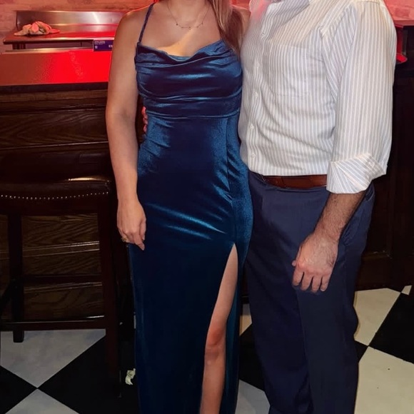 Deep blue velvet dress - Picture 2 of 8